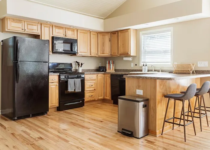 Large 5 Bed Lake Geneva Home 4 Blocks From Lake!