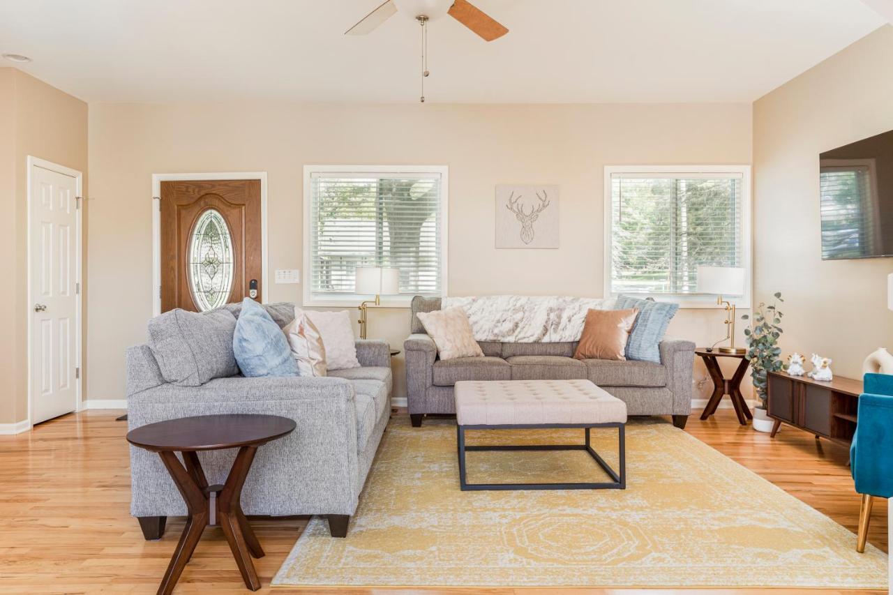 Large 5 Bed Geneva 4 Blocks From Lake! Lake Geneva