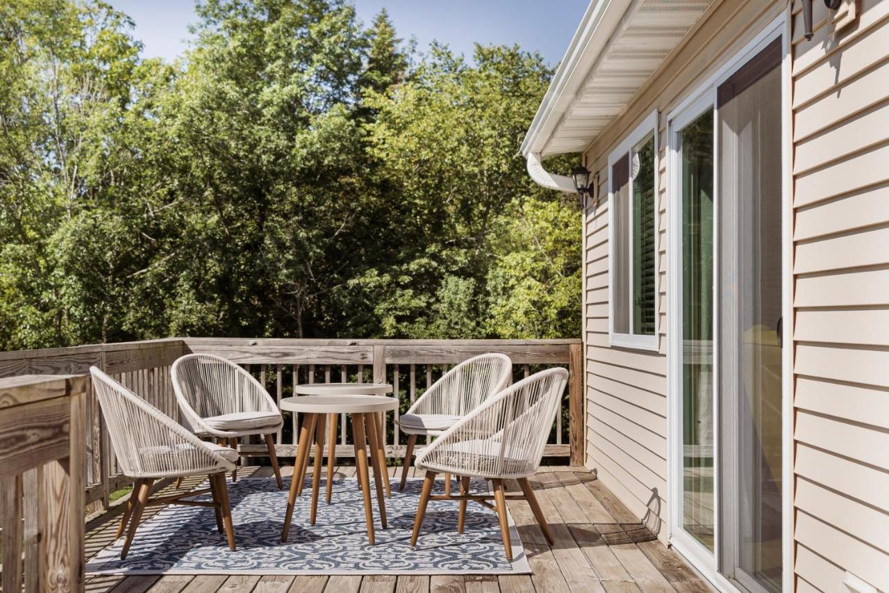 Large 5 Bed Geneva 4 Blocks From Lake! *
