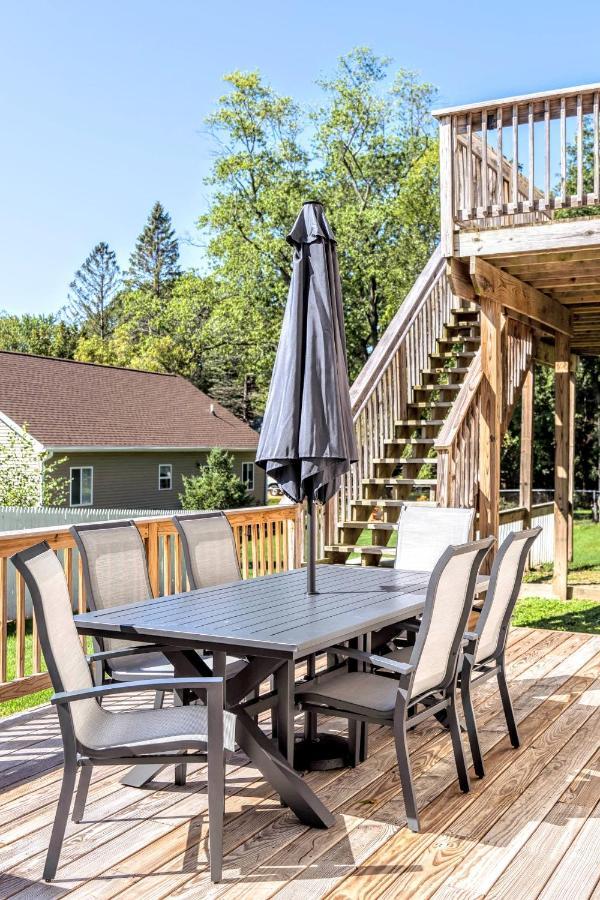 Large 5 Bed Geneva 4 Blocks From Lake! *