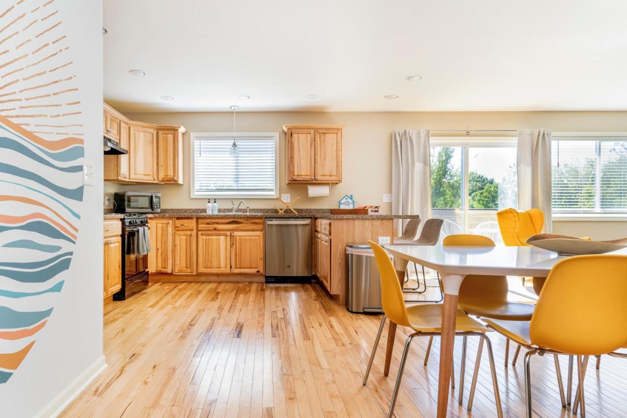 Large 5 Bed Geneva 4 Blocks From Lake! * Lake Geneva