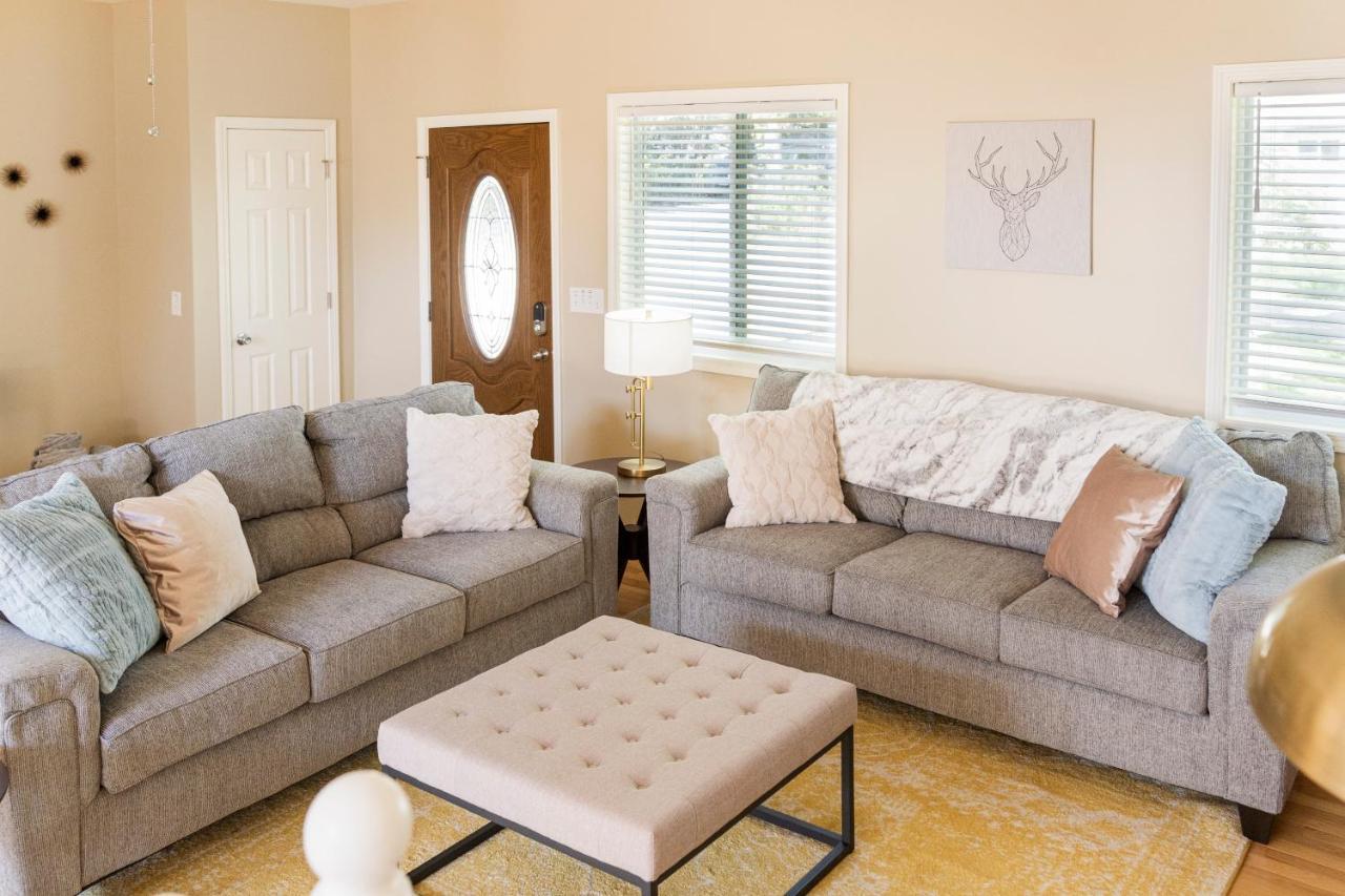 Large 5 Bed Geneva 4 Blocks From Lake!