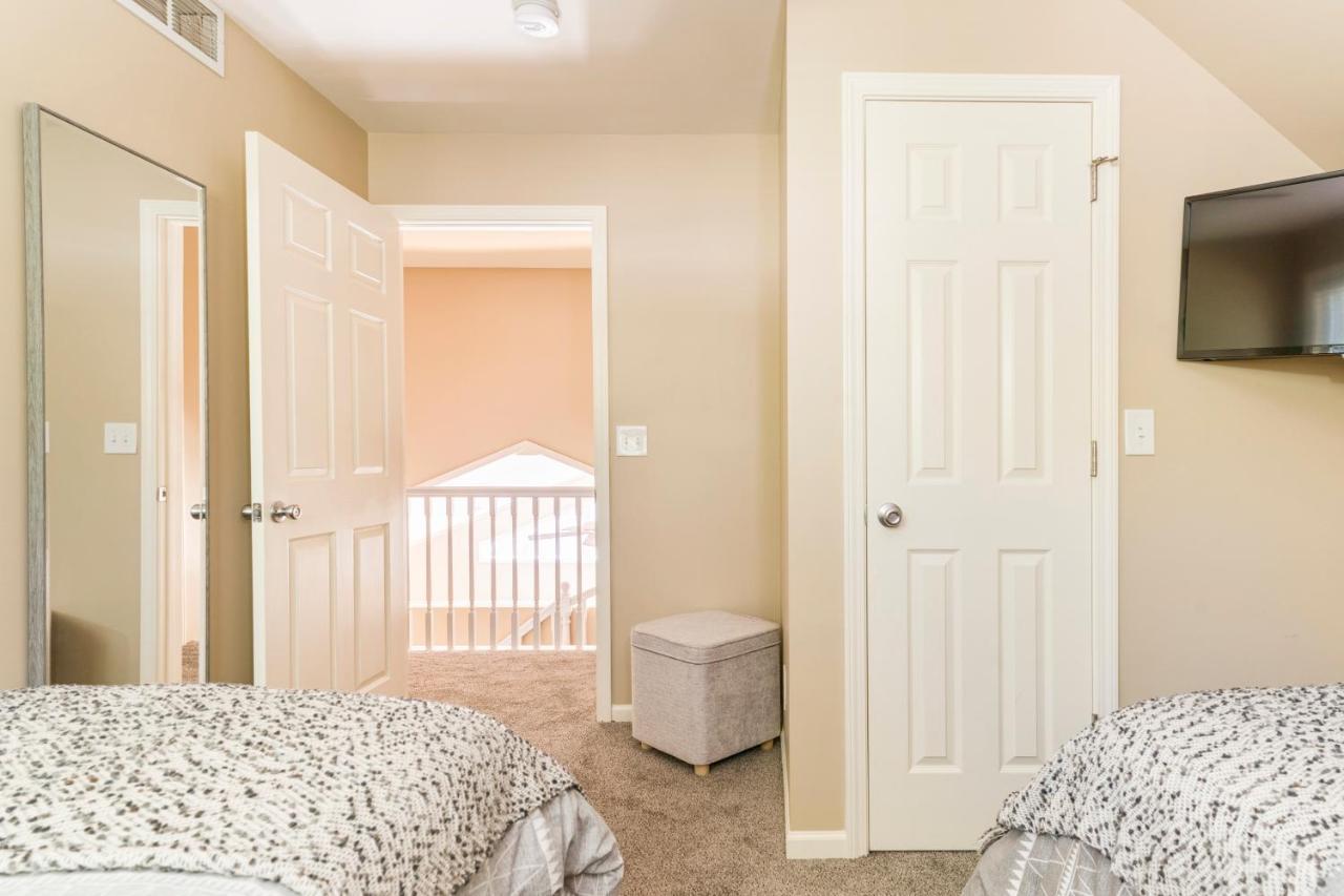 Large 5 Bed Geneva 4 Blocks From Lake! * Lake Geneva