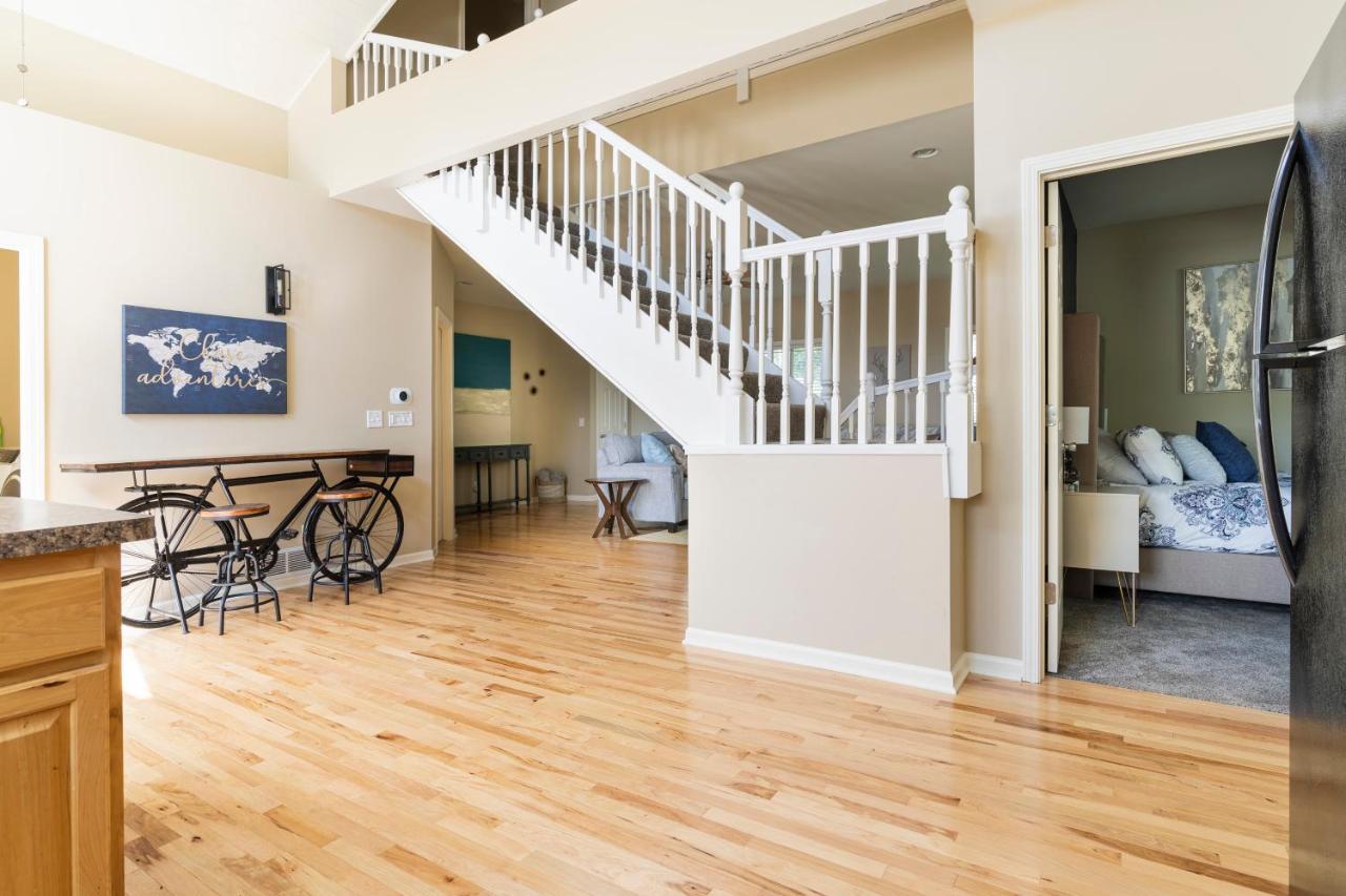 Large 5 Bed Geneva 4 Blocks From Lake! *