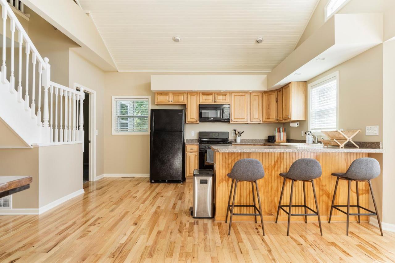Large 5 Bed Geneva 4 Blocks From Lake!