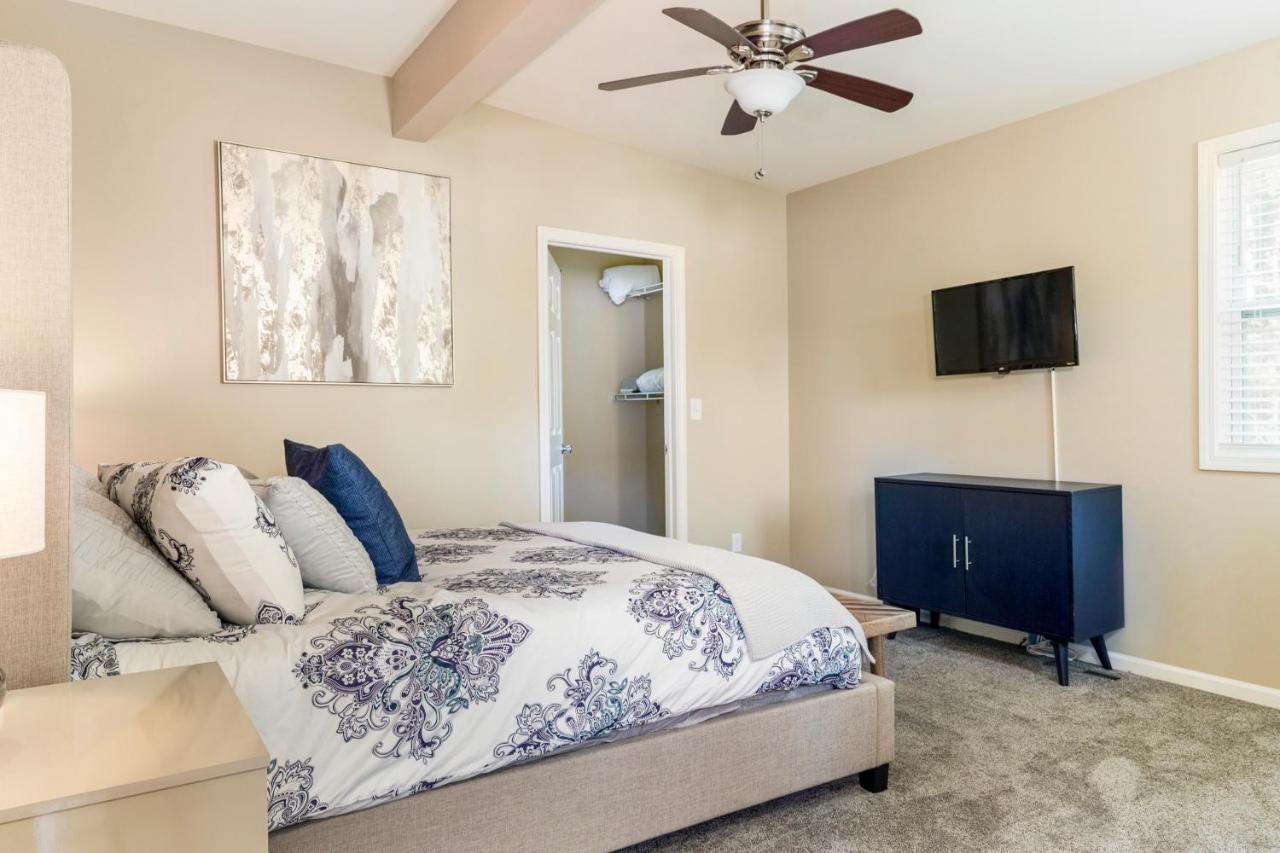 Large 5 Bed Geneva 4 Blocks From Lake!